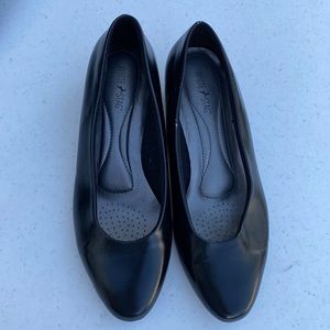 Women White Stag Mariann black pump heels size 7.5 W